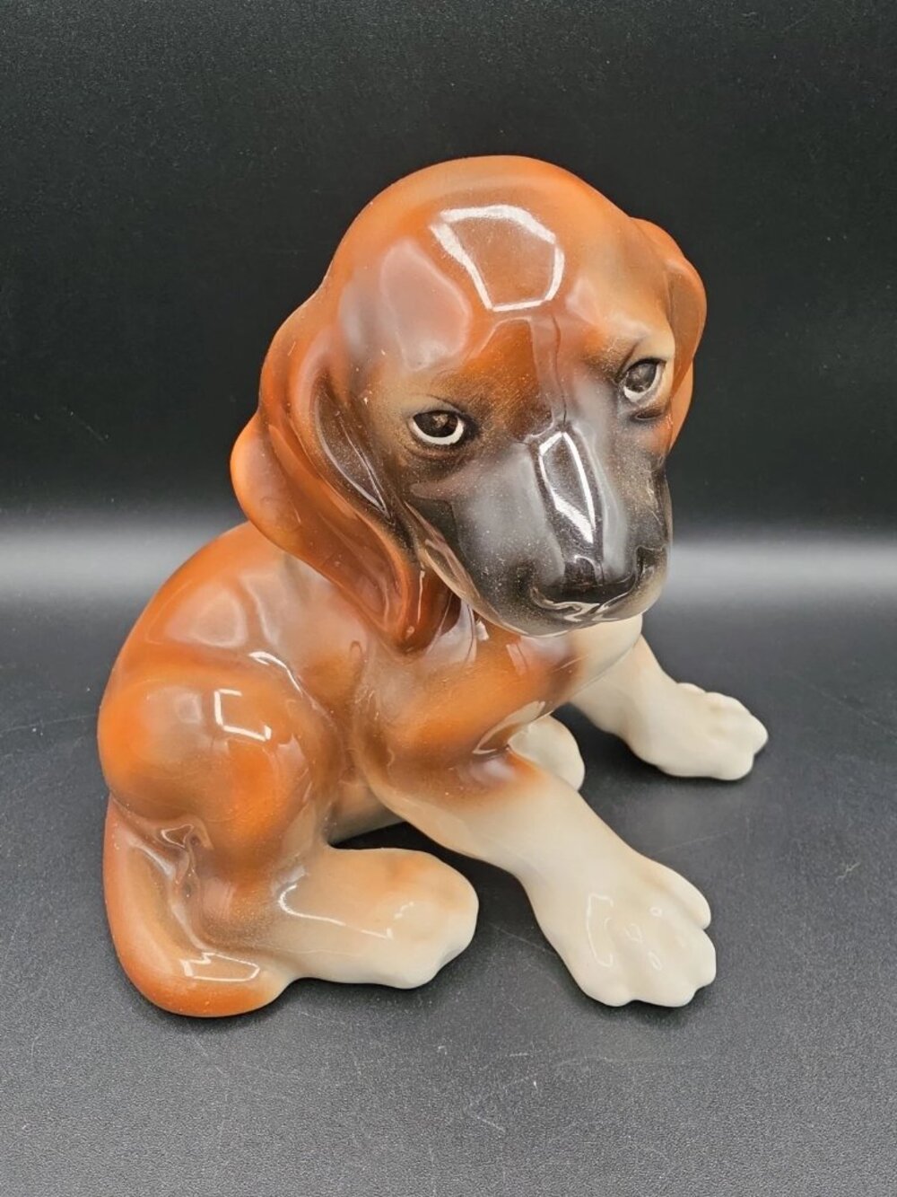 Wien Keramos Kunst Keramik Bortolotti Beagle Puppy Dog Sits Looks Right Figurine